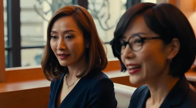 銀座の高級バーで、窓側のソファに腰掛けた2人の日本人女性の顔アップ。お姉さんAは茶髪のボブヘアで、清楚でエレガントな表情。お姉さんBは黒髪のボブでメガネをかけ、クールで洗練された印象。ソフトなライティングで、温かみのあるオレンジとベージュのトーン。カ…